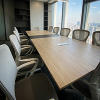 Table de réunion de direction haut de gamme avec texture de bois clair et hub de gestion des câbles central