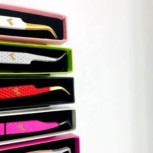 Pince à épiler pointue pour sourcils à pointe dorée avec logo personnalisé de qualité supérieure Vente en gros en acier enduit de poudre durable - Product Image 2