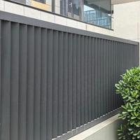 Portail coulissant vertical moderne en aluminium à lattes, anti-rouille, écologique, avec design 3D pour la clôture de villa et de cour, offrant une intimité et un accès automatique.