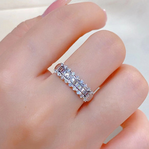 Anello minimalista con zirconi per donna, elegante gioiello da indossare tutti i giorni - Product Image 2