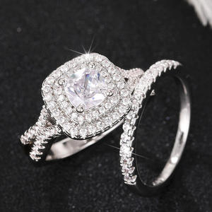 Anello di fidanzamento da donna Q215 in oro bianco con diamante naturale taglio radiante colore D e montatura a halo - Product Image 6