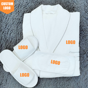Xinbailong Hotel di lusso pantofole bianche <span class=keywords><strong>Set</strong></span> <span class=keywords><strong>asciugamani</strong></span> <span class=keywords><strong>e</strong></span> <span class=keywords><strong>accappatoi</strong></span> accappatoio Waffle accappatoio con Logo ricamato per Spa dell'hotel - Product Image 2