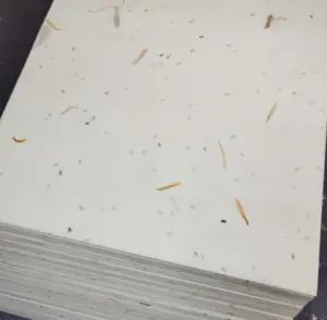 Tarjeta de papel de semilla de estilo hecho a mano incrustada con pétalos de flor de caléndula natural seca 140gsm tamaño A4