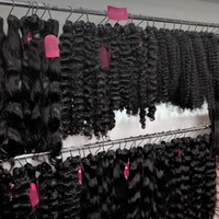 Lot de Cheveux Humains Bruts Cambodgiens Bouclés Profonds de Qualité Supérieure 15A – Vente en Gros pour Fournisseurs – Cheveux Alignés Naturellement avec la Cuticule – Extensions de Tissage