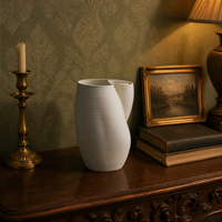 Vase en céramique moderne, silhouette irrégulière inspirée du corail, arrangements floraux élégants, décoration minimaliste créative pour la maison