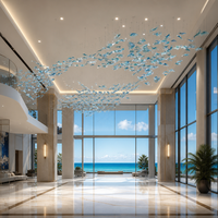 Lustre suspendu de luxe en verre cristal bleu à motif floral pour hall d'hôtel, salle de banquet, grands projets, sur mesure