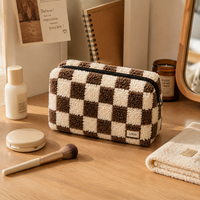 Sac de maquillage en peluche à carreaux de grande capacité de haute qualité, pochette cosmétique douce et moelleuse pour le rangement de produits de beauté, vente en gros ODM