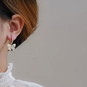 Boucles d'oreilles clous tendance et luxueuses en zircon blanc, plaquées or 18 carats, cadeau pour femme, motif géométrique polyvalent et exquis, élégant - Product Image 3