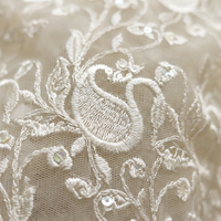 Tissu de dentelle en maille écologique blanc ivoire de luxe, bord festonné, brodé à la machine, orné de perles et de sequins, pour mariage et mariée