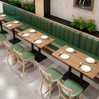 Ensemble de meubles de café, de restaurant et de salon de thé moderne, canapés en cuir véritable vert foncé, sièges en banquette et tables à manger en bois massif