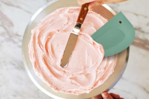 Fabriqué en Italie, la spatule en silicone de la marque Good Idea est réutilisable, écologique, légère, pratique et facile à nettoyer pour la cuisine à domicile. - Product Image 4