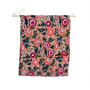 Tela de Algodón con Estampado Floral Hecho a Mano con Diseño Botánico Tradicional Indio, Textil de Algodón Premium Suave y Transpirable para Vestidos - Product Image 1