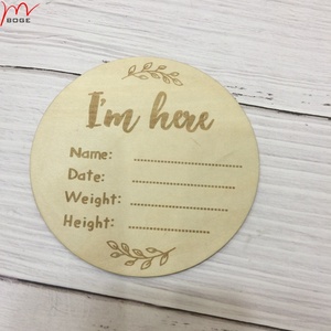Sono qui ciao segno del mondo foto del neonato sostengono l'annuncio della nascita pietre miliari della gravidanza in legno del bambino - Product Image 1
