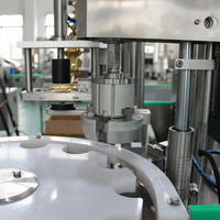 Machine de bouchage haute vitesse pour sauces, sauces piquantes, sauces à salade et pâtes à tartiner au chocolat, pour bouteilles et bocaux en verre, avec élévateur de bouchons