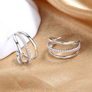 Boucles d'oreilles Huggie E2858 plaquées or avec cristaux et strass sertis, classiques, unisexes, bijoux de mariage - Product Image 5