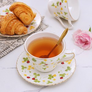 แก้วกาแฟเซรามิกสไตล์นอร์ดิกพร้อมจานรอง - ลายดอกโคลเวอร์สี่แฉกสำหรับชุดน้ำชายามบ่าย - Product Image 4