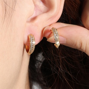 RAKOL EP5907 Nouvelle mode pour femmes Boucles d'oreilles créoles géométriques en zircon et strass 2024 - Product Image 4