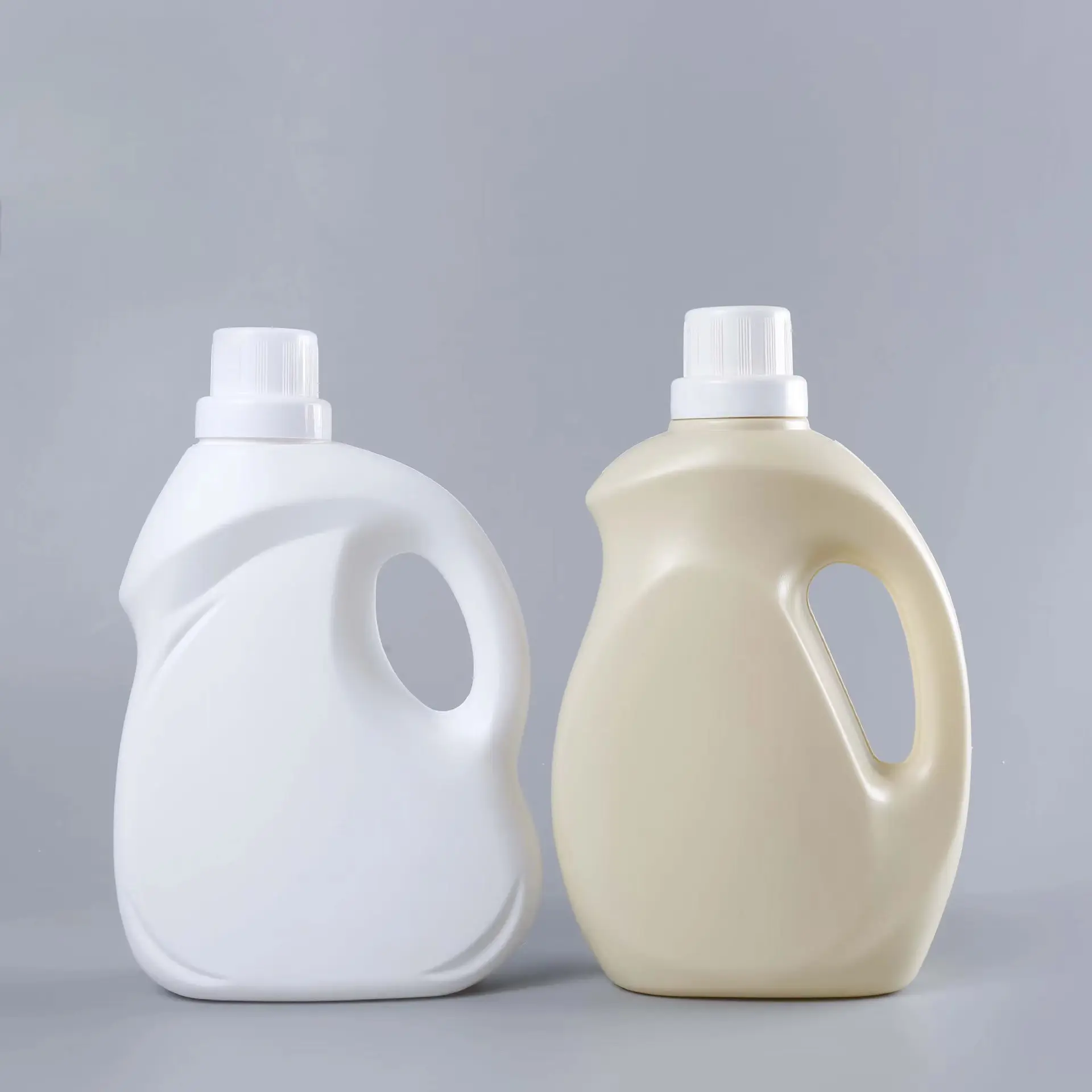 Leere Wäschemittelflasche weiße leere flüssige Waschmittelflasche