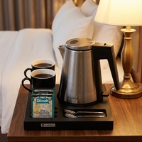 Ensemble de service de bienvenue EASTON Hotel avec bouilloire électrique en acier inoxydable et tasses pour chambre d'hôtes