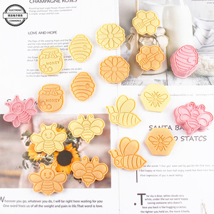 Lot de 8 <span class=keywords><strong>emporte</strong></span>-pièces 3D faits main en forme de pot de miel d'<span class=keywords><strong>abeille</strong></span>, outils de pâtisserie DIY pour la cuisine, découpoirs à biscuits <span class=keywords><strong>abeille</strong></span> pour vos créations - Product Image 2
