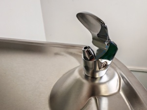 Distributeur d'eau mural sans contact en acier inoxydable avec capteur pour le remplissage de bouteilles – Idéal pour les espaces publics - Product Image 3