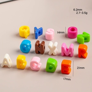 Breloques en acrylique simples de 17*21 mm, colorées, avec 26 lettres initiales creuses, pour la fabrication de bijoux DIY - Product Image 2