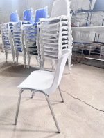 Chaise de conférence et de formation empilable en plastique PP avec pieds chromés et connecteur à crochet pour événements