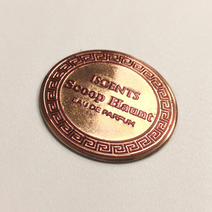 Etiquetas Redondas Doradas con Borde Rojo en Relieve con Diseño Griego para Botellas <span class=keywords><strong>de</strong></span> Perfume Retro Personalizadas - Product Image 1