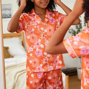 Pigiama arancione in raso per bambine, modello Hawaiian Daze, set corto con bottoni - Product Image 1