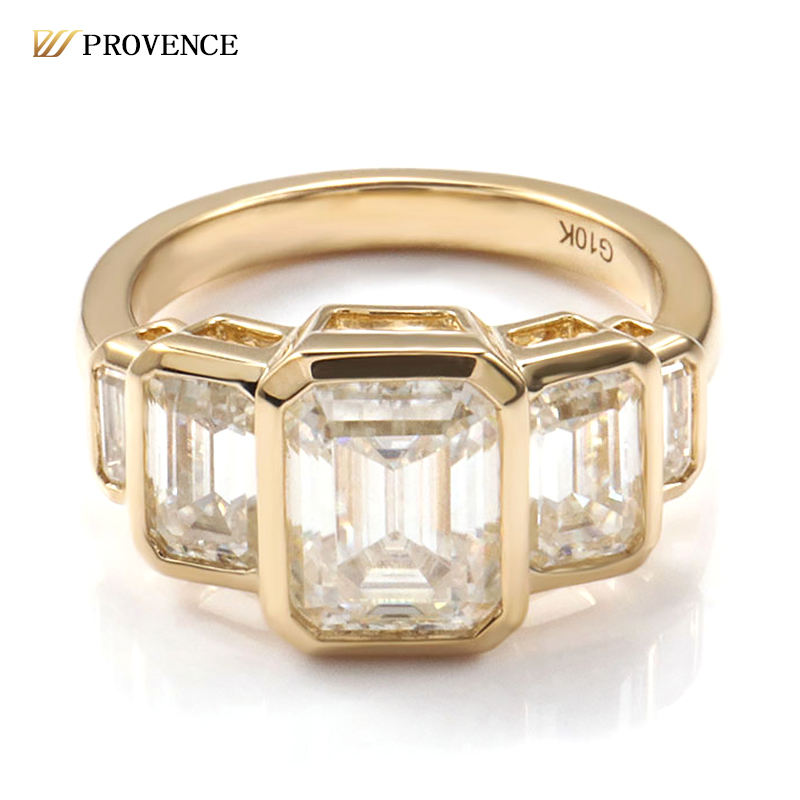 Anillo de oro macizo de 10 quilates con moissanita y diamantes.