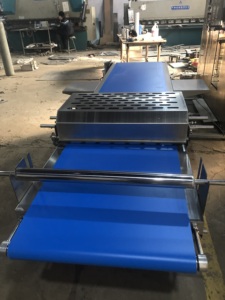 Machine à faire des croissants, ligne de production complète de croissants, mouleuse/rouleuse/coupeuse à croissants en stock au <span class=keywords><strong>meilleur</strong></span> prix à vendre - Product Image 1