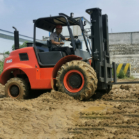 Chariot élévateur tout-terrain YCMG 3 tonnes 4x4 avec moteur diesel, mât simple/double/triple, pour la construction et l'agriculture, certifié CE ISO