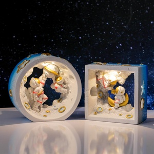 Artesanías creativas de resina, decoraciones de astronauta para sala de estar, artículos decorativos de escritorio de resina de animales creativos y bonitos - Product Image 1