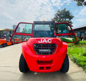 Chariot élévateur diesel JAC 6 tonnes CPCD60J pour la manutention de matériaux en entrepôt avec mât à levage libre et pneus pleins - Product Image 4