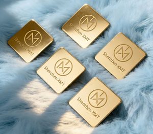 Etiqueta de Aluminio Serigrafiada, Placa de Identificación Metálica de Color Personalizado con Adhesivo, Estilo Lujoso y Ecológico para Ropa y Bebidas - Product Image 2