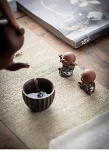 Mini estatua de Buda de oro negro, esculturas de tetera, bandeja de <span class=keywords><strong>Kungfu</strong></span>, figura de monje, decoración de mascotas de té, estatua de Buda que ríe, decoración del hogar - Product Image 5