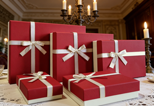 Caja de regalo de cartón roja y blanca con lazo de satén dorado, textura de alta calidad - Fábrica de embalaje de lujo con certificación FSC de Vietnam - Product Image 3