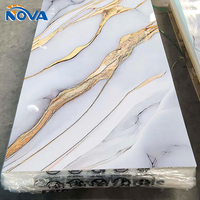 Lembaran PVC Marmer Calacatta Putih UV Board Tekstur Urat Emas Tahan Api Tahan Air untuk Latar Belakang TV Ruang Tamu Mewah Modern