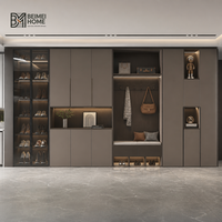 Meuble à chaussures encastré moderne sur mesure pour entrée, avec bar à eau et étagères de présentation, pour villa