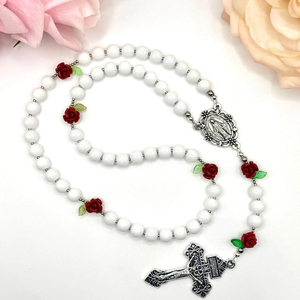 Medalha Religiosa da Virgem Maria e Crucifixo Ornamentado com Acento de Flor Rosa Vermelha e Colar de Rosário com Pérolas Brancas - Product Image 4