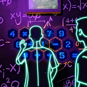 Jeu d'évasion intérieur à durée limitée : Défi interactif avec boutons lumineux LED à pousser pour activer un jeu éducatif mathématique - Product Image 5