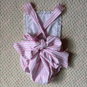 Witte romper met oogjes en strikjes op de rug voor babymeisjes, gebreide gestreepte bubbelromper voor jongens, bijpassende babykleding voor broers en zussen, pasgeboren babykleding - Product Image 4