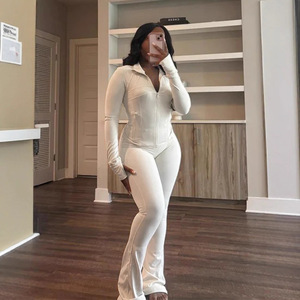 Ensemble de sport deux pièces personnalisé pour femme avec logo, ensemble de yoga respirant en polyester et élasthanne avec pantalon à fermeture éclair - Product Image 4