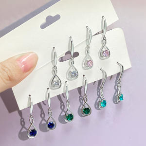 Boucles d'oreilles pendantes hypoallergéniques en forme de poisson avec un seul zircon cubique rond, plaquées or 18 carats pour femmes, vente en gros - Product Image 2