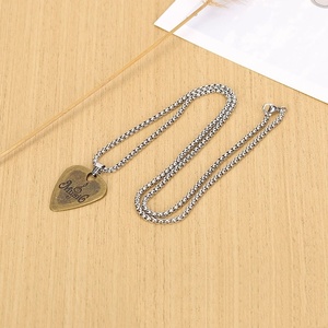 Collier pendentif plectre de guitare en acier inoxydable, gravé d'une note de musique, pour guitaristes rock - Product Image 5