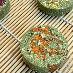 Pastel de hierba de flor de conejo para mascotas, molares Para aperitivos, Chinchilla, conejillo de indias, molares de cerdo Holland, ladrillo de hierba, barato - Product Image 5