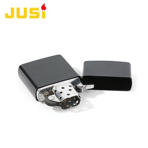 Briquet JUSI Nouveau Rétro Personnalisé Vintage à Essence Peinture Noire Coupe-Vent à Engrenages - Product Image 4