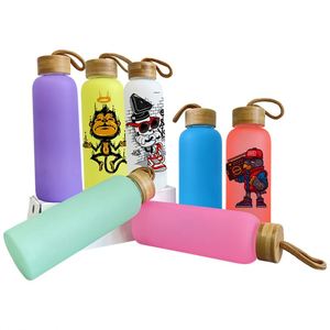 Paquete de 36 Botellas de Agua de Vidrio Borosilicato Esmerilado de 20oz, Colores Variados, para Sublimación, con Tapa de Bambú - Product Image 1
