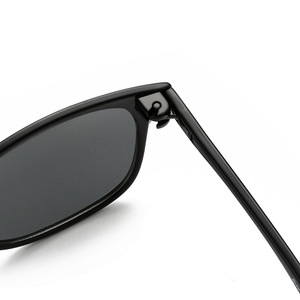 Gafas de Sol de Moda Grey Jack 5007, Montura Completa, Lentes TAC, Protección UV400, Unisex para Adultos - Product Image 1