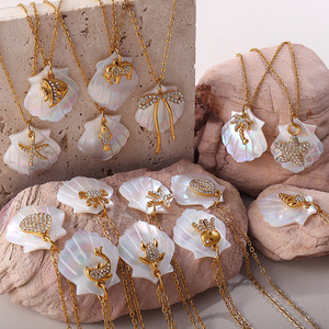 Colliers pendentifs en forme de coquille plaquée or avec breloques en strass pour femmes, bijoux romantiques pour fête, design de chaîne serpent - Product Image 1